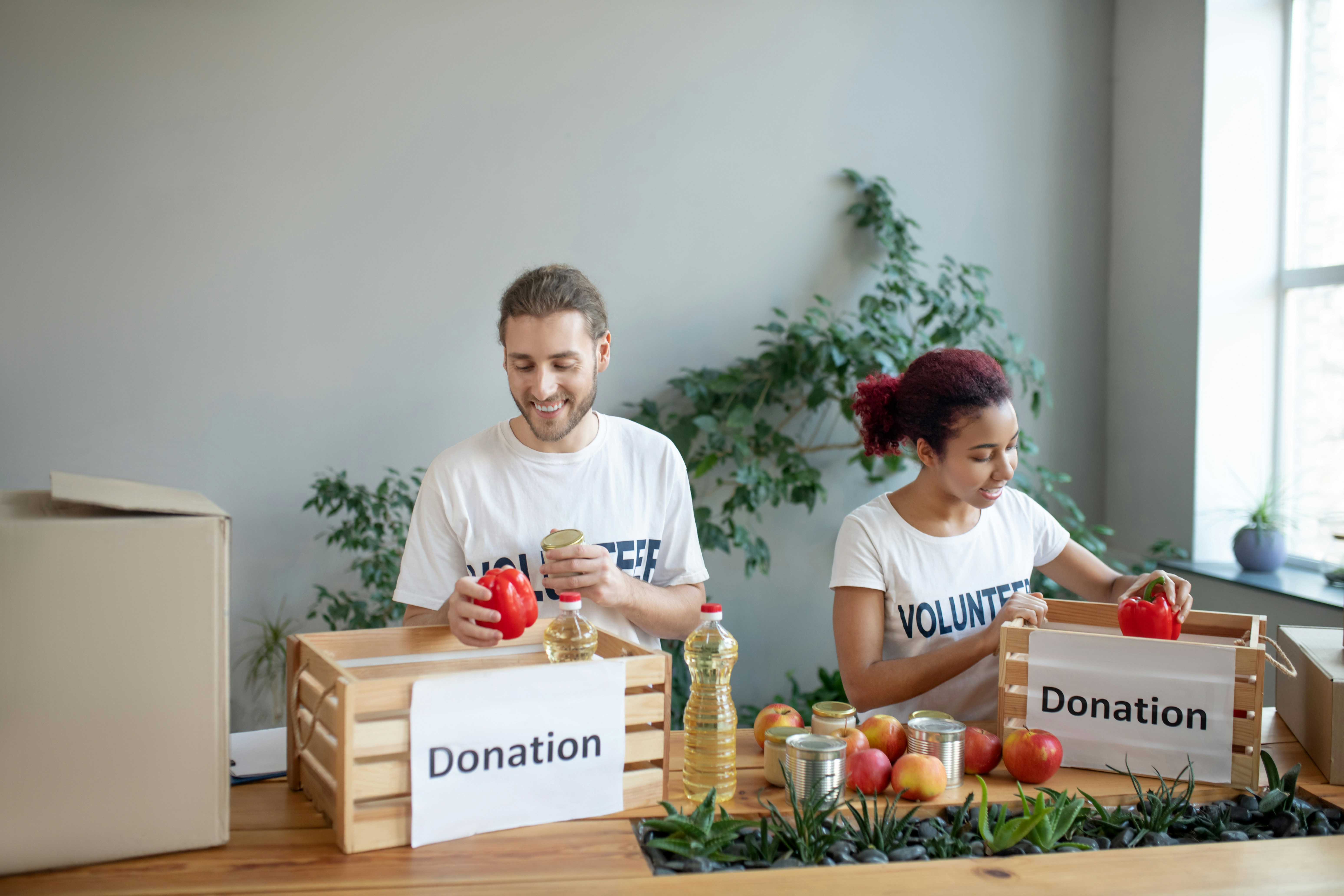 Bénévoles d'une association en action