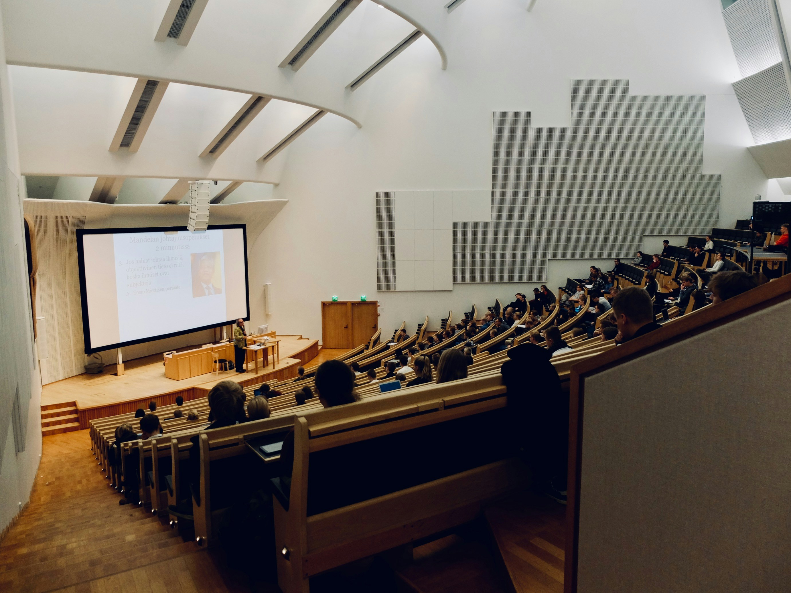 Façade d'un établissement d'enseignement supérieur moderne